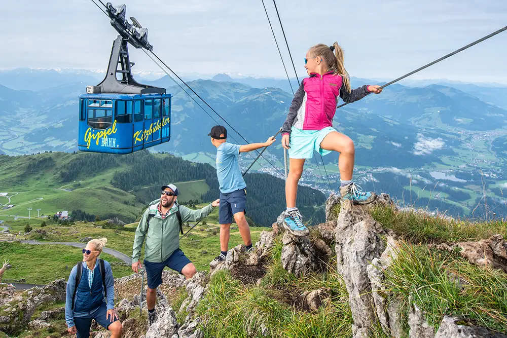 Ideal für die ganze Familie - mit den Sommerbahnen von KitzSki bequem auf den Berg schweben und das eindrucksvolle Panorama genießen.
