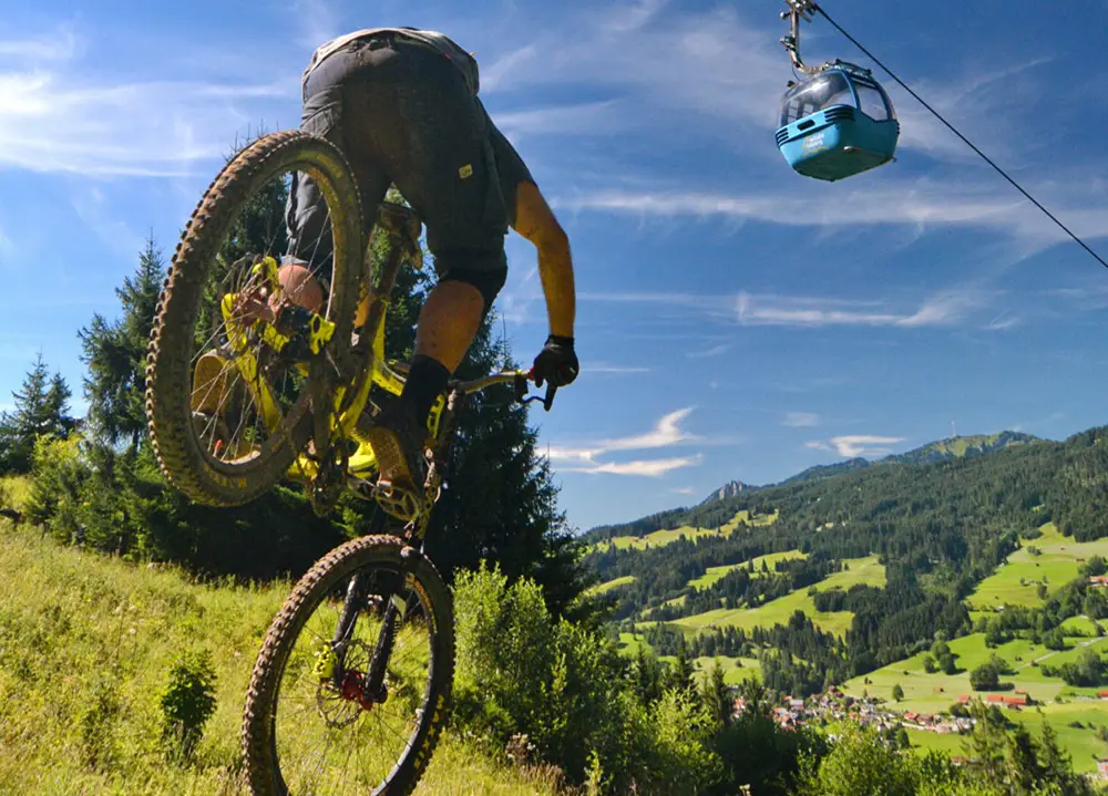 Abenteuer, Nervenkitzel und Natur pur im Bikepark Hindelan