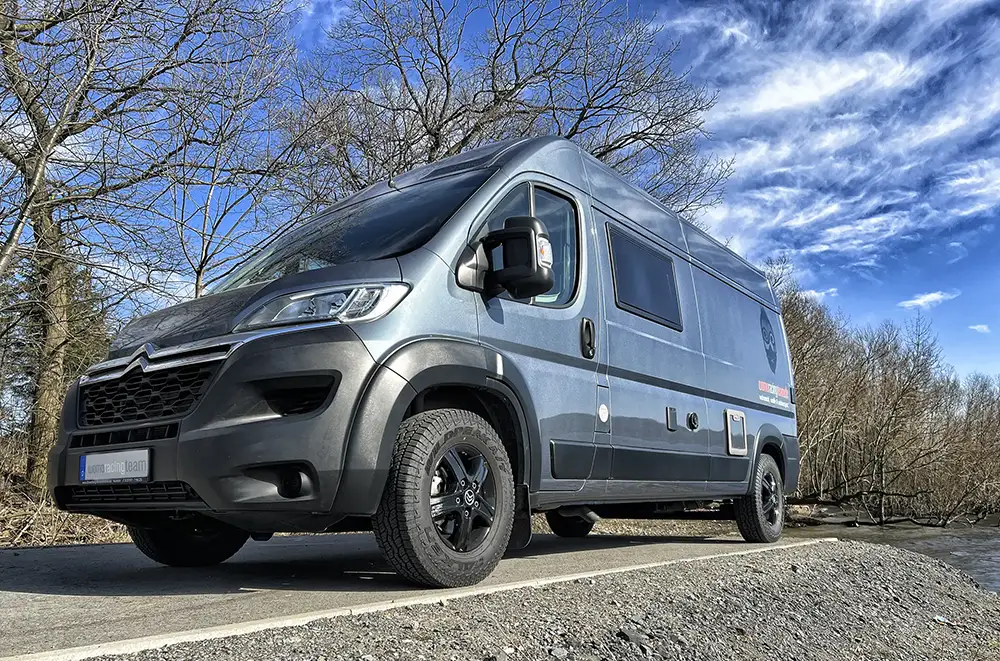 Wohnmobil mit Alufelgen und All-Terrain AT Bereifung