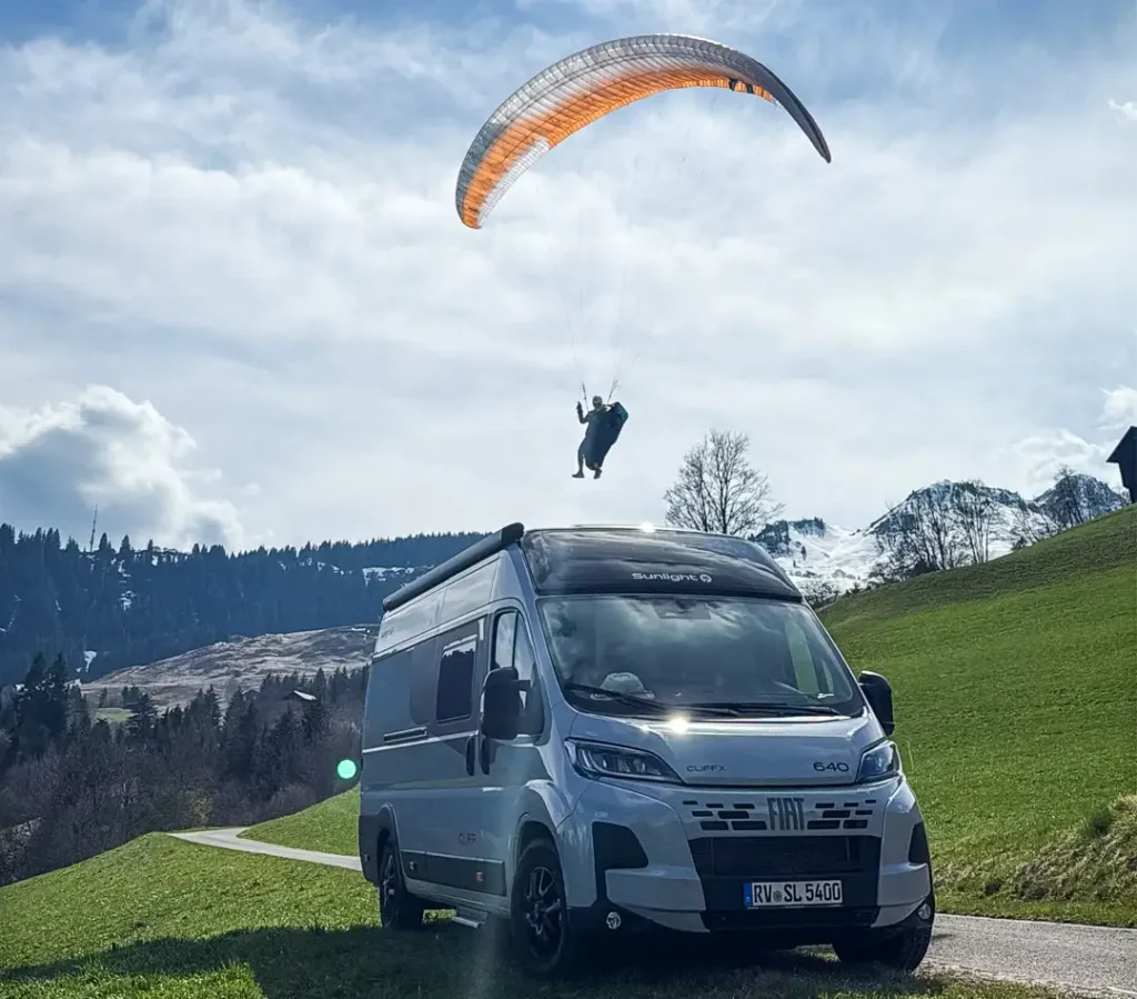 Ob Skibergsteigen im rauen Norden Norwegens, Paragliding entlang der Mittelmeerküste oder mit dem Mountainbike auf den Trails der Alpen – Outdoor-Sport braucht Freiheit. Und genau die finden drei Sportlerinnen in einem Lebensstil, der mehr ist als nur Fortbewegung: dem Reisen im Camper Van. Sie kehren gerade von erlebnisreichen Trips mit SUNLIGHT Fahrzeugen zurück. Der Reisemobilhersteller aus dem Allgäu hat mit ihnen gesprochen – über persönliche Freiheit, stille Momente und darüber, wie es ist, als Frau unabhängig mit dem Mobile Home unterwegs zu sein.
„Mein Van ist mein Zuhause – und meine Freiheit.“ – Elisa Deutschmann, sportliches Multitalent (fliegt, rennt, radelt)
Für Elisa ist der SUNLIGHT Camper Van CLIFF X 640 weit mehr als ein Fahrzeug: Er ist Ausdruck ihrer Unabhängigkeit und ein Schlüssel zur Selbstbestimmung. „Ich kann meine Sportarten überall ausüben – ganz egal, wo ich bin.“ Als Frau allein unterwegs zu sein, schreckt sie nicht ab – im Gegenteil: „Man wächst mit den Erfahrungen, vertraut auf sein Gefühl – und merkt schnell, wie stark man eigentlich ist.“
Elisas Lieblings-Features des SUNLIGHT Camper Van CLIFF X 640:
· Flexible Einzelbetten oder gemütliche Liegewiese: Im hinteren Bereich befinden sich zwei längs angeordnete Einzelbetten, die sich bei Bedarf zu einer großen Liegefläche verbinden lassen.
· großzügiger Stauraum: unter den Betten bietet der CLIFF X 640 reichlich Stauraum – perfekt für meine Sportausrüstung wie Fahrräder oder mein umfangreiches Gleitschirm-Equipment.
· Panoramafenster für beeindruckende Ausblicke: Ein großes Panoramafenster im Dachbereich („Skyview“) lässt viel Tageslicht in den Innenraum und ermöglicht einen freien Blick in den Himmel – ideal, um die Natur auch vom Bett oder der Sitzecke aus zu genießen.
„Beim Campen komme ich bei mir selbst an.“ – Anne Wangler, Freeride-Athletin (liebt den Aufstieg und die Abfahrt abseits des Trubels)
Für Anne ist der SUNLIGHT CLIFF 4×4 Camper ein Rückzugsort – weg vom Lärm, weg vom Druck. Mit dem Offroad Modell kommt man auch an die entlegensten Stellen unserer Welt. „Beim Campen lebe ich im Jetzt und genieße die Stille. Das fühlt sich gut an.“ Das Unterwegssein gibt ihr nicht nur neue Perspektiven auf ihre Sportart, sondern auch auf sich selbst. Ihre Sicht aufs Alleinreisen? „Ich sehe mich nicht explizit als Vorbild – aber ich weiß, dass es Mut braucht. Und genau darin liegt eine große Kraft.“
Annes Lieblings-Features des SUNLIGHT Camper Vans CLIFF 4×4:
· Allradantrieb: Sorgt für Traktion auf verschneiten oder rutschigen Straßen, somit fühle ich mich auch im Winter sicher auf den Straßen.
· Geräumiger Heckstauraum: Bietet Platz für meine gesamte Wintersportausrüstung.
· LED-Beleuchtung und Ambiente-Licht: Sorgen für eine gemütliche Atmosphäre im Innenraum und sorgen für angenehme Stimmung am Abend im Camper.
„Ich höre auf mein Bauchgefühl – das gibt mir Sicherheit.“ – Magdalena Mittersteiner, Bergsportlerin mit Herz und Seele
Magdalena schätzt am Camperleben im SUNLIGHT CLIFF 640 Adventure mit Rooftop die Nähe zur Natur, besonders im gemütlichen Schlafdach fühlt man sich der „Draußenwelt“ besonders nah. Sie liebt das Gefühl und die Möglichkeit, spontan dorthin zu fahren, wo das Abenteuer beginnt. Als Frau achtet sie bewusst auf Sicherheit. „Wenn ich mich an einem Ort nicht wohlfühle, fahre ich einfach weiter. Achtsamkeit ist mein Kompass.“ Der größte Gewinn für sie: das Gefühl, im eigenen Tempo unterwegs zu sein – kraftvoll, achtsam und frei.
Magdalenas Lieblings-Features des SUNLIGHT Camper Vans CLIFF 640 Adventure mit Rooftop:
· Schlafplatz mit Aussicht: Aufstellbares Schlafdach mit komfortabler Matratze für zwei Personen. Traumhafter Panoramablick, gute Belüftung und echtes Vanlife-Feeling auf zwei Ebenen – das war ein mega Raumgefühl für mich.
· Adventure Edition – Robust & Reisebereit: In der Adventure Edition kommt der CLIFF 640 mit sportlichem Designpaket inklusive schwarzer Alufelgen, markanter Beklebung, stylishe Möbeldekor-Kombi. Einfach ein cooler Look.
· Viel Platz und smarte Ausstattung: Der CLIFF 640 ist das längste CLIFF-Modell (6,36 m) mit großzügigem Querbett im Heck und großem Stauraum für all mein Sport-Equipment. Ich liebe das Kochen – mit der durchdachten Küche plus 2-Flammen-Kocher, einem Kompressorkühlschrank (84 l) und genügend Arbeitsfläche war das ein Traum.
Freiheit auf vier Rädern – mit Sport, Selbstvertrauen und Neugier
Alle drei Athletinnen verbindet mehr als nur das fahrbare Heim von SUNLIGHT: Es ist die Lust am Unbekannten, die Liebe zur Bewegung und das Vertrauen in die eigene Intuition. Ihre Botschaft an andere Frauen? „Einfach losfahren. Nicht alles muss perfekt sein. Das Abenteuer beginnt mit dem ersten Schritt.“
Drei Frauen, drei Wege, ein Lebensgefühl: SUNLIGHT Athletinnen unterwegs. Credit: Elisa Deutschmann