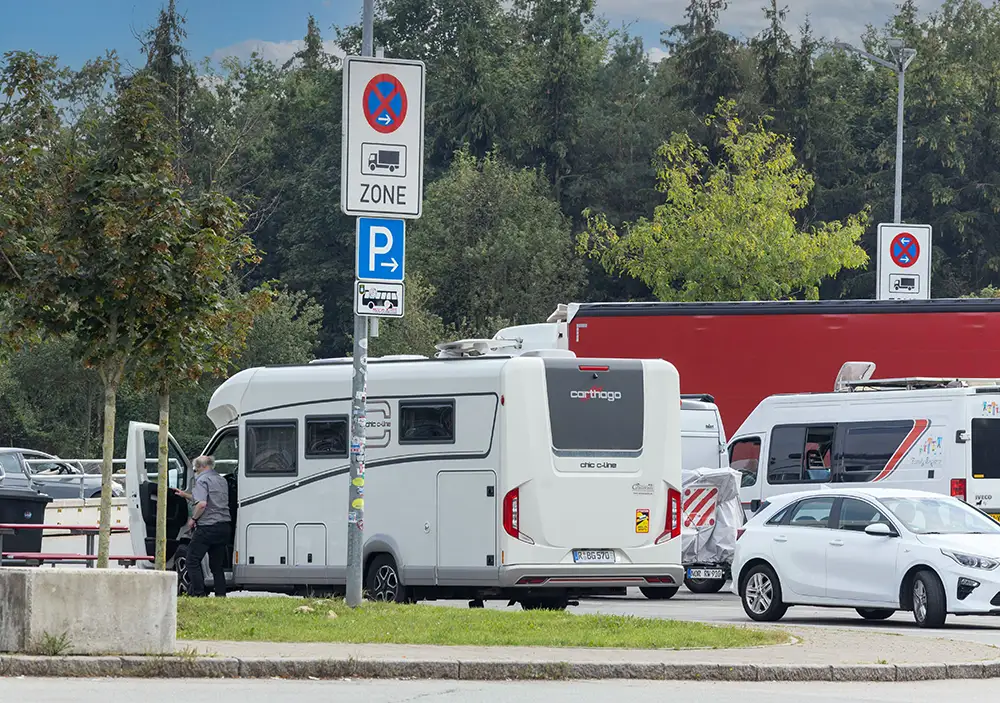 ADAC Umfrage offenbart Schwächen deutscher Rastanlagen für Camper
