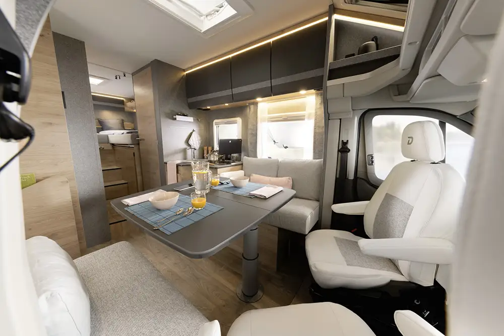 Dethleffs_Just_GoActive_2026_Sitzgruppe