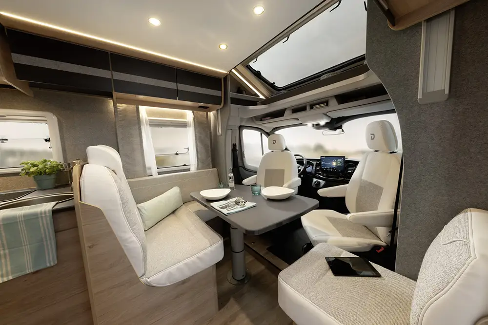 Dethleffs_Just_GoActive_2026_Sitzgruppe_Front