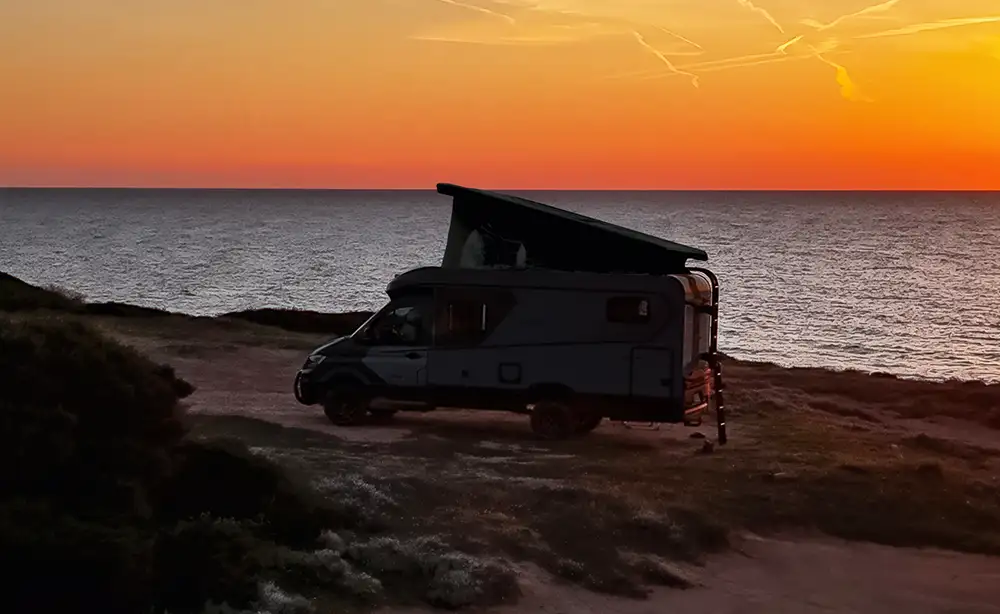 Dethleffs Globebus Performance 4x4 mit Aufstelldach und individueller Innenausstattung