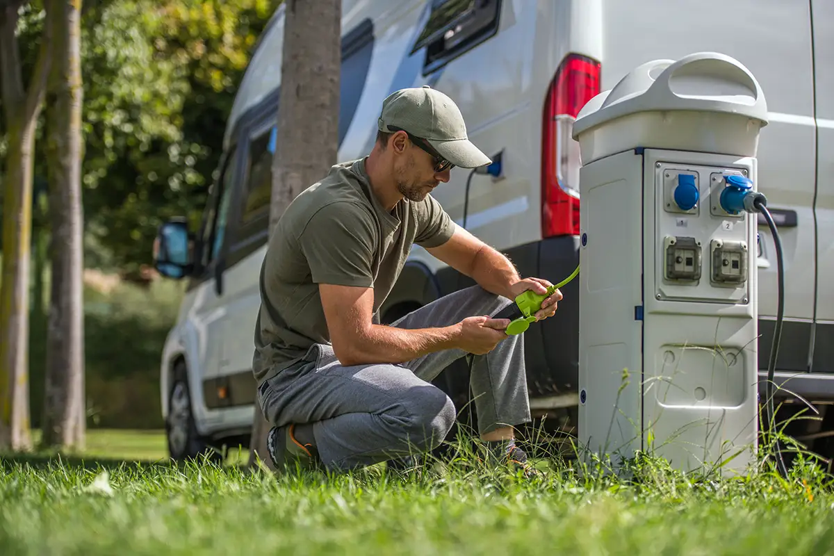 Kabel-Adapter für Strom im Wohnmobil