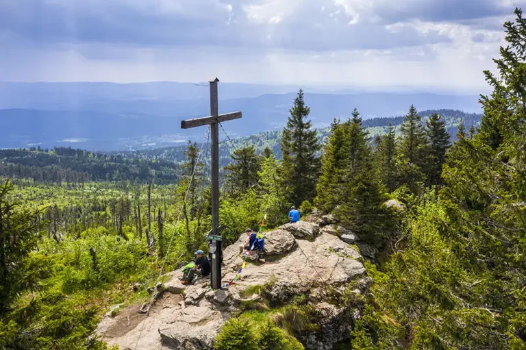 Gipfel- und Naturerlebnisse im grünen Waldgebirge Bayerns